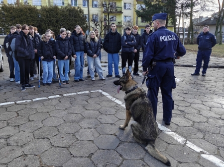 Uczniowie klasy mundurowej z wizytą studyjną w Komendzie Powiatowej Policji w Łasku 