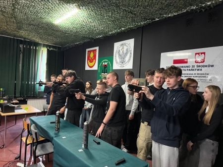 Wizyta uczniów klas ósmych z  Zespołu Szkolno - Przedszkolnego im. Marii Skłodowskiej - Curie w Ruścu