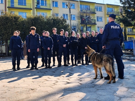 Uczniowie klas policyjnych z wizytą studyjną w Komendzie Powiatowej Policji w Łasku 